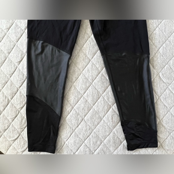 SWEATY BETTY Small Black 7/8 Power Moto Leggings Originally $100 Excellent Cond - Picture 4 of 6